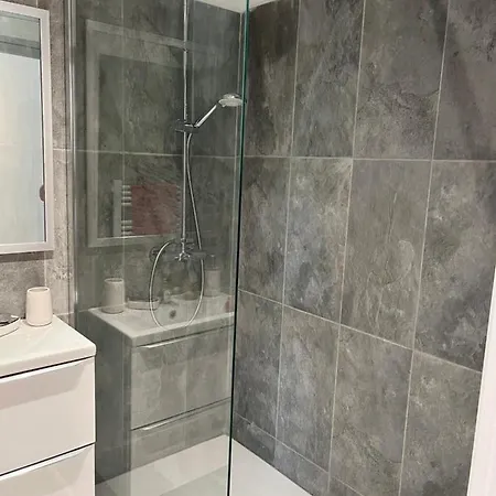 Hauteurs De : Piscine 公寓 *